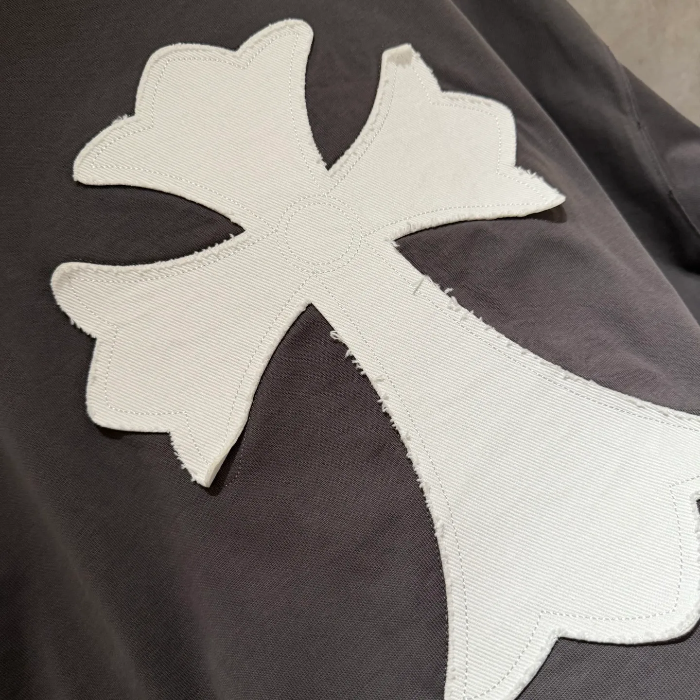 🅿️350 [Strict quality control] CH Crow Heart's new appliqué embroidered long-sleeved sweatshirt T-shirt. Heavy 340g double yarn fabric. Wash the whole garment twice. Frayed and torn on all four sides. Heavy fabric. The neckline is made of icy Salona. Loose fit. Deep, wide and stylish. No deformation or shrinkage. Color: 3 colors, black, white and gray. Size: M-2xl